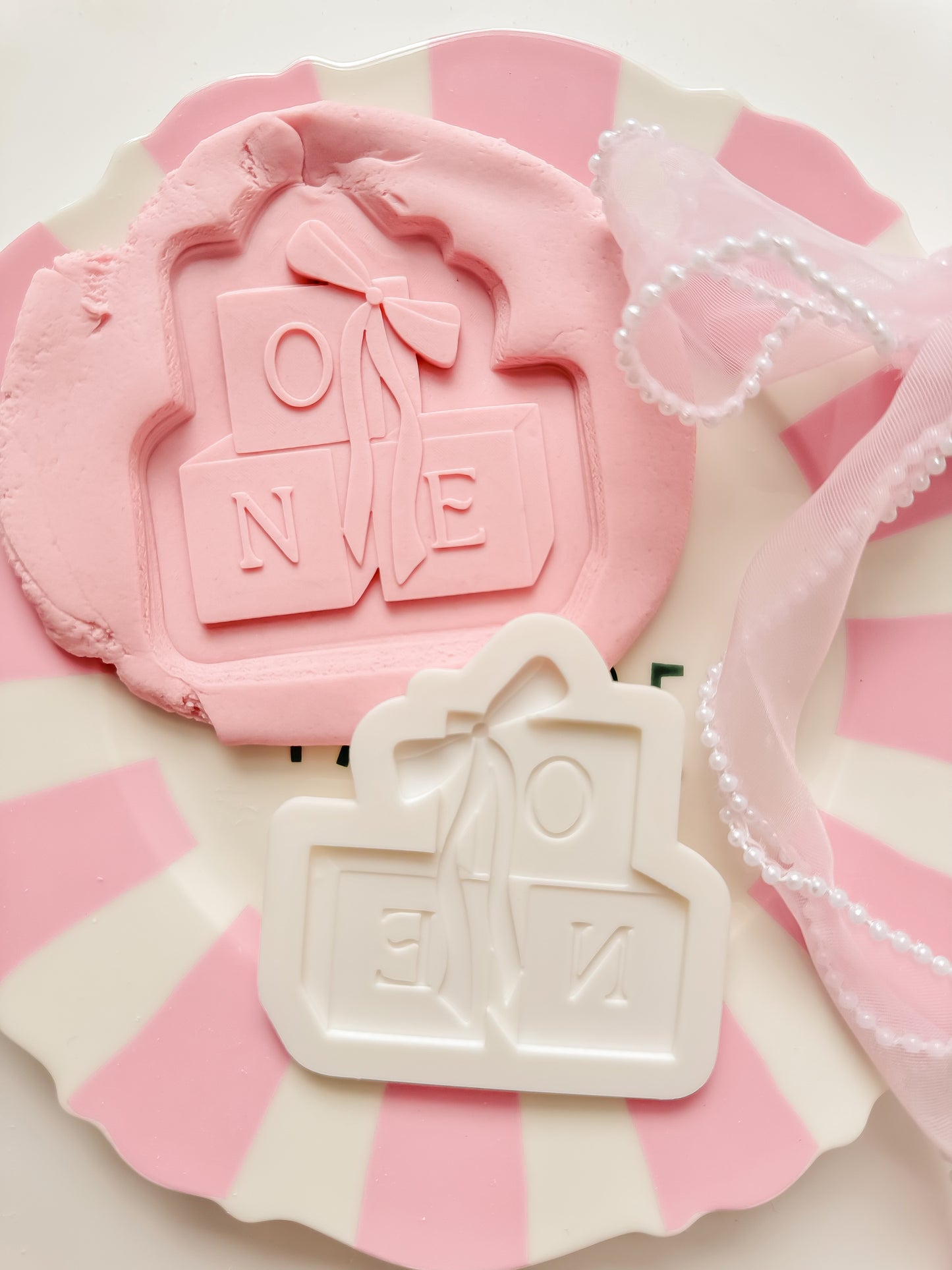 One blocks with bow - Debosser and Cutter