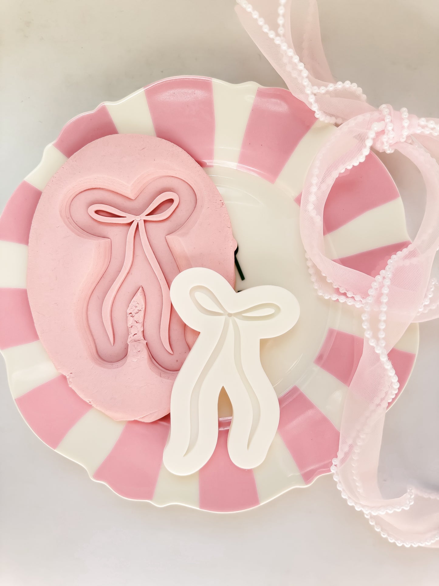 Delicate long bow - Debosser and Cutter