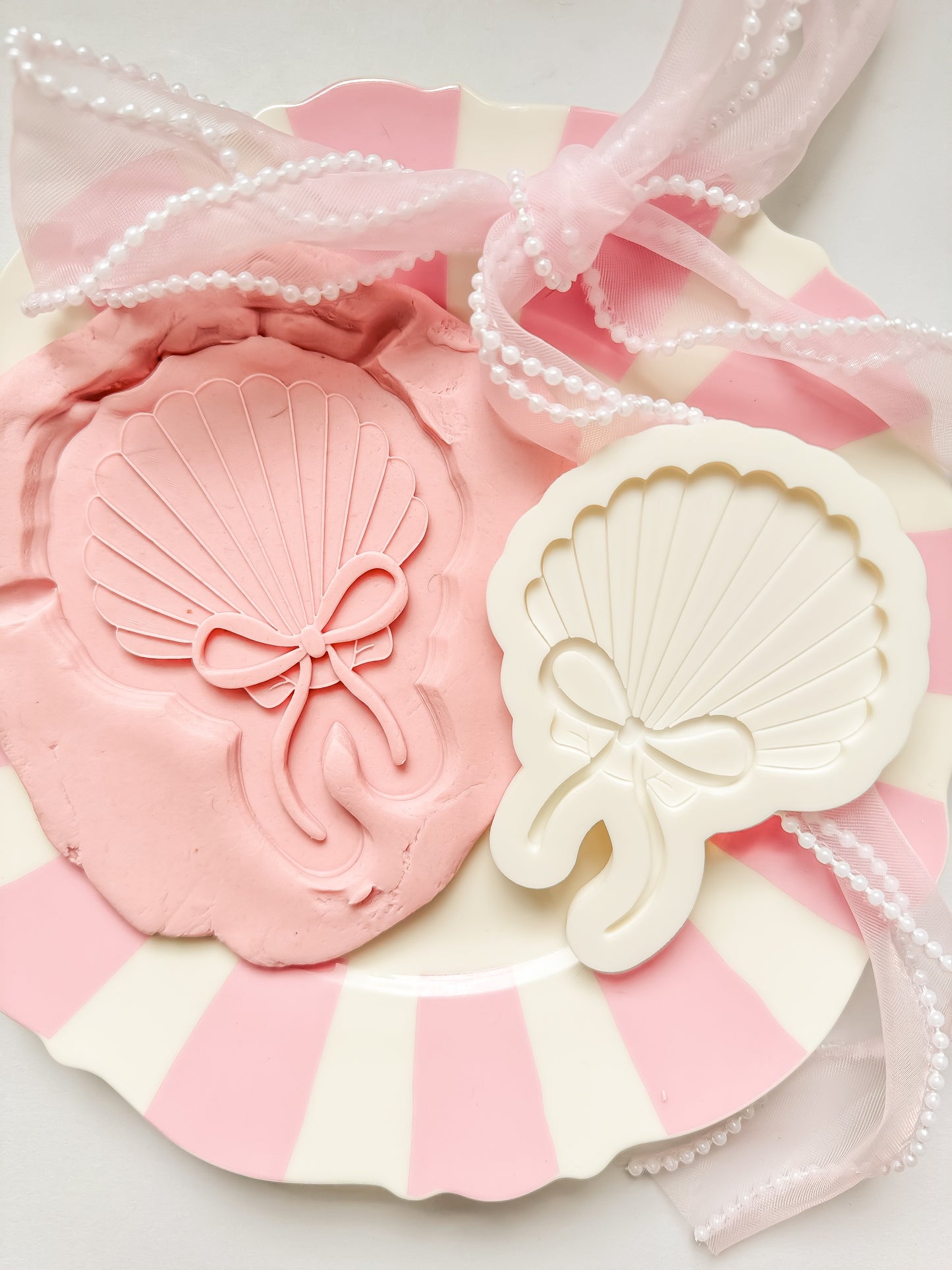 Shell with bow - Debosser and Cutter