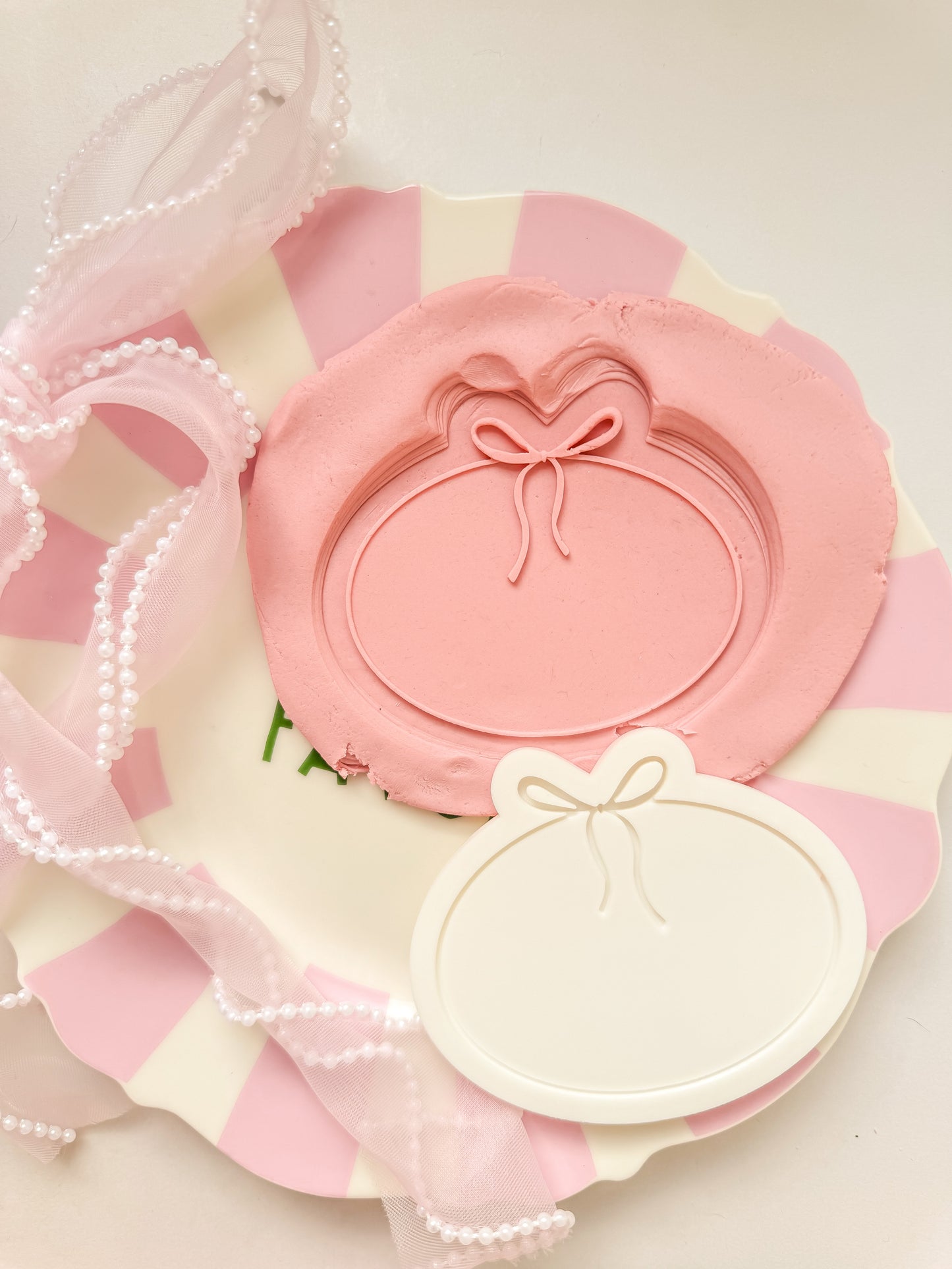 Plain oval bow plaque - Debosser and Cutter