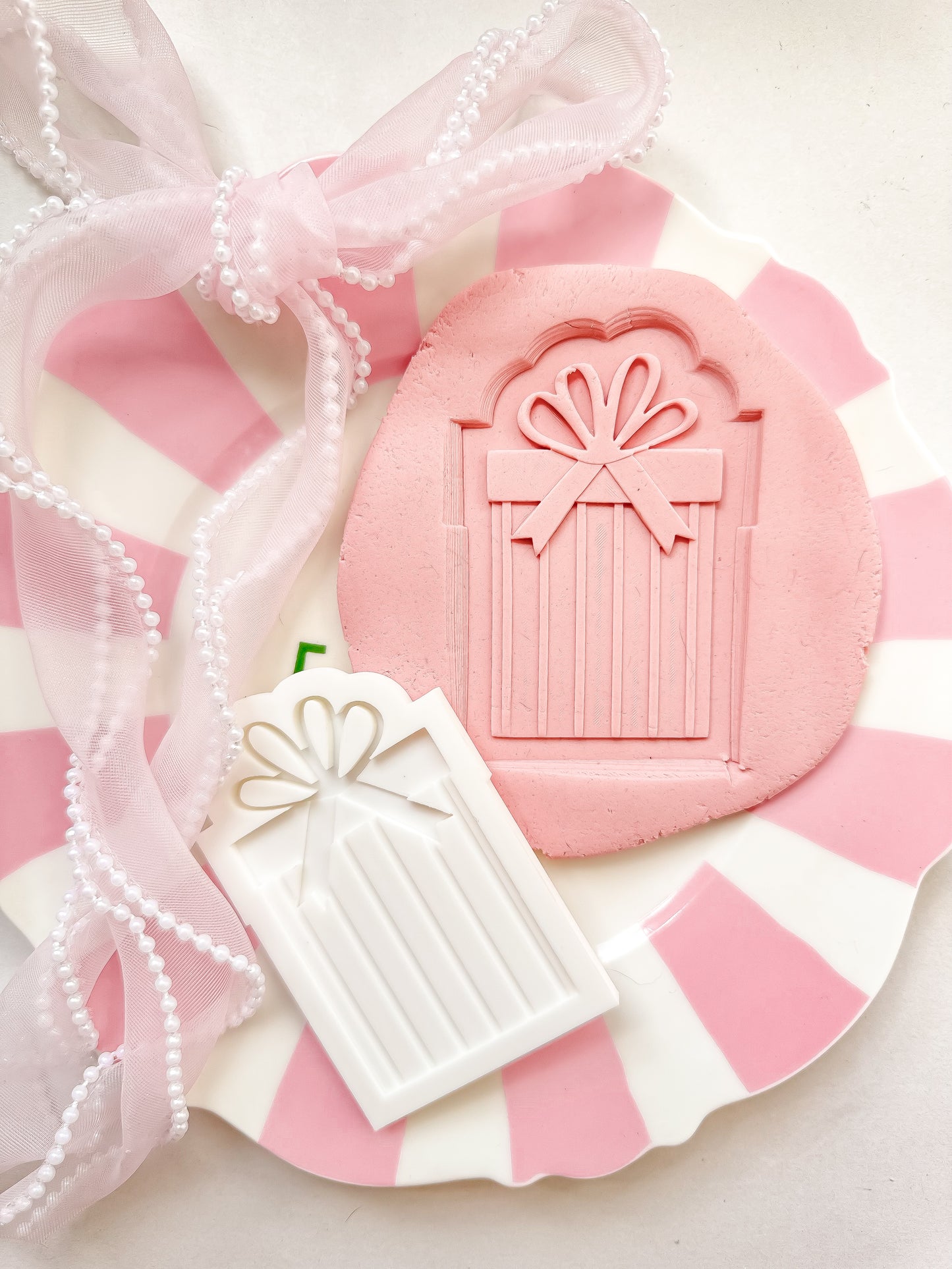 Bow Stripe Present - Debosser and Cutter