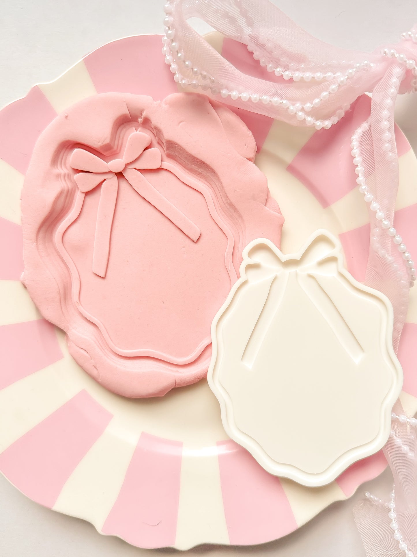 Bow wavy oval blank - Debosser and Cutter