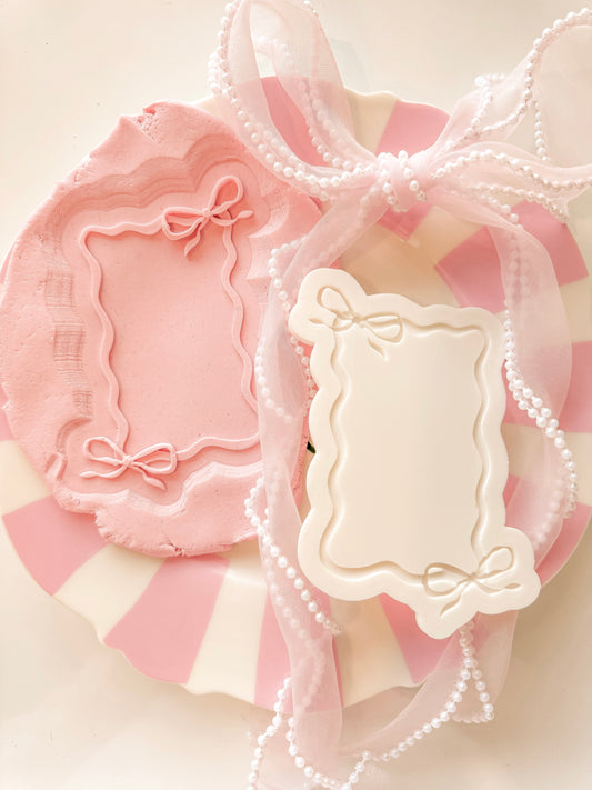 Bow Wavy Frame - Debosser and Cutter