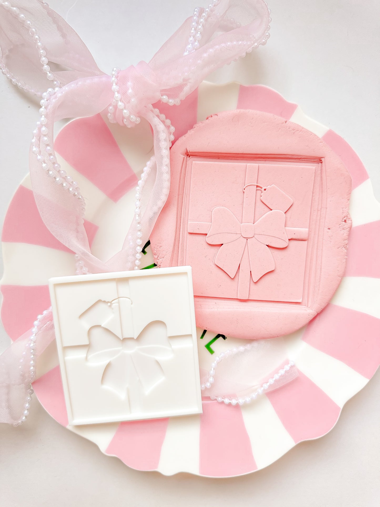 Bow Present with tag - Debosser and Cutter