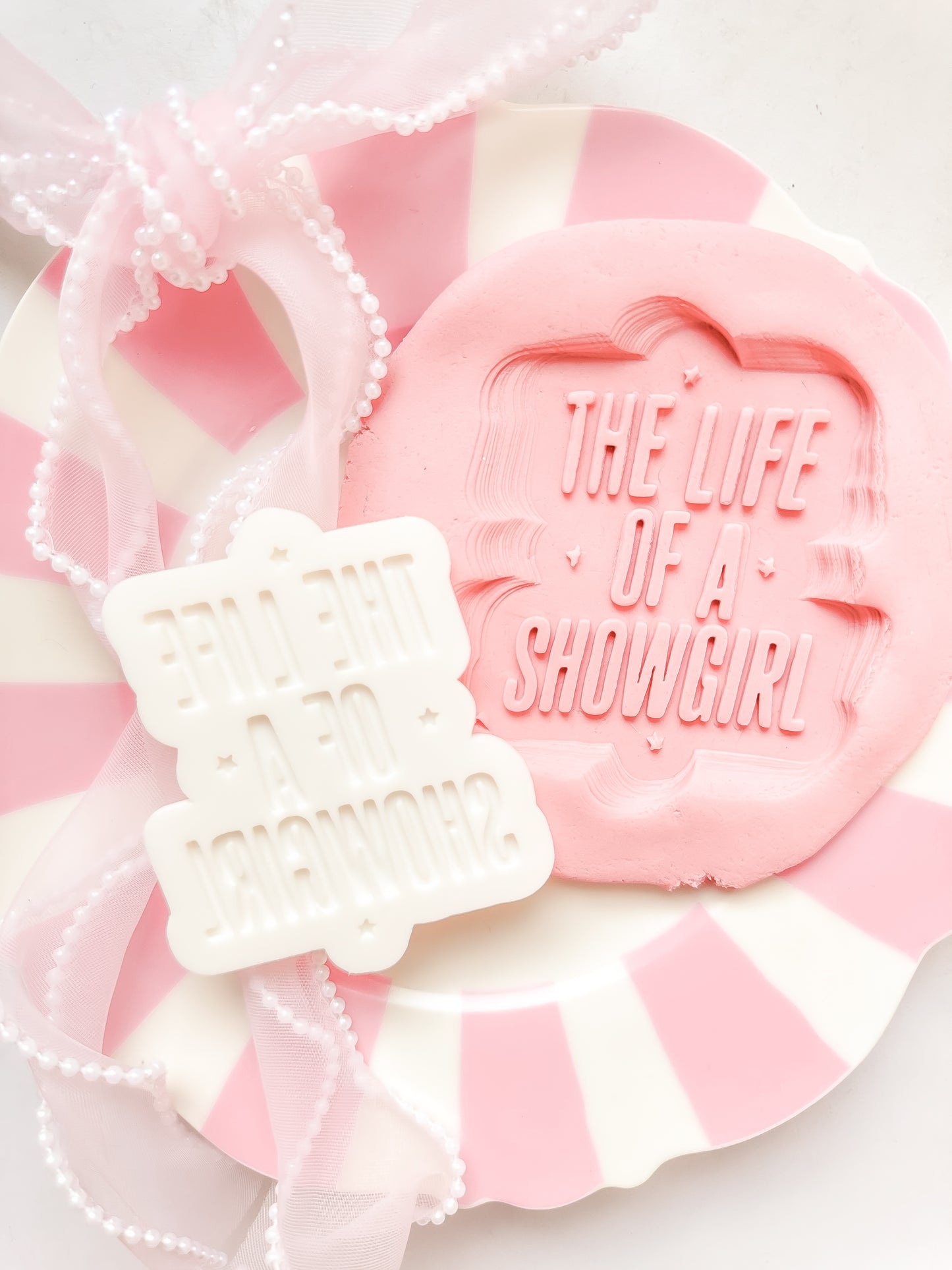 The life of a showgirl - Debosser and Cutter