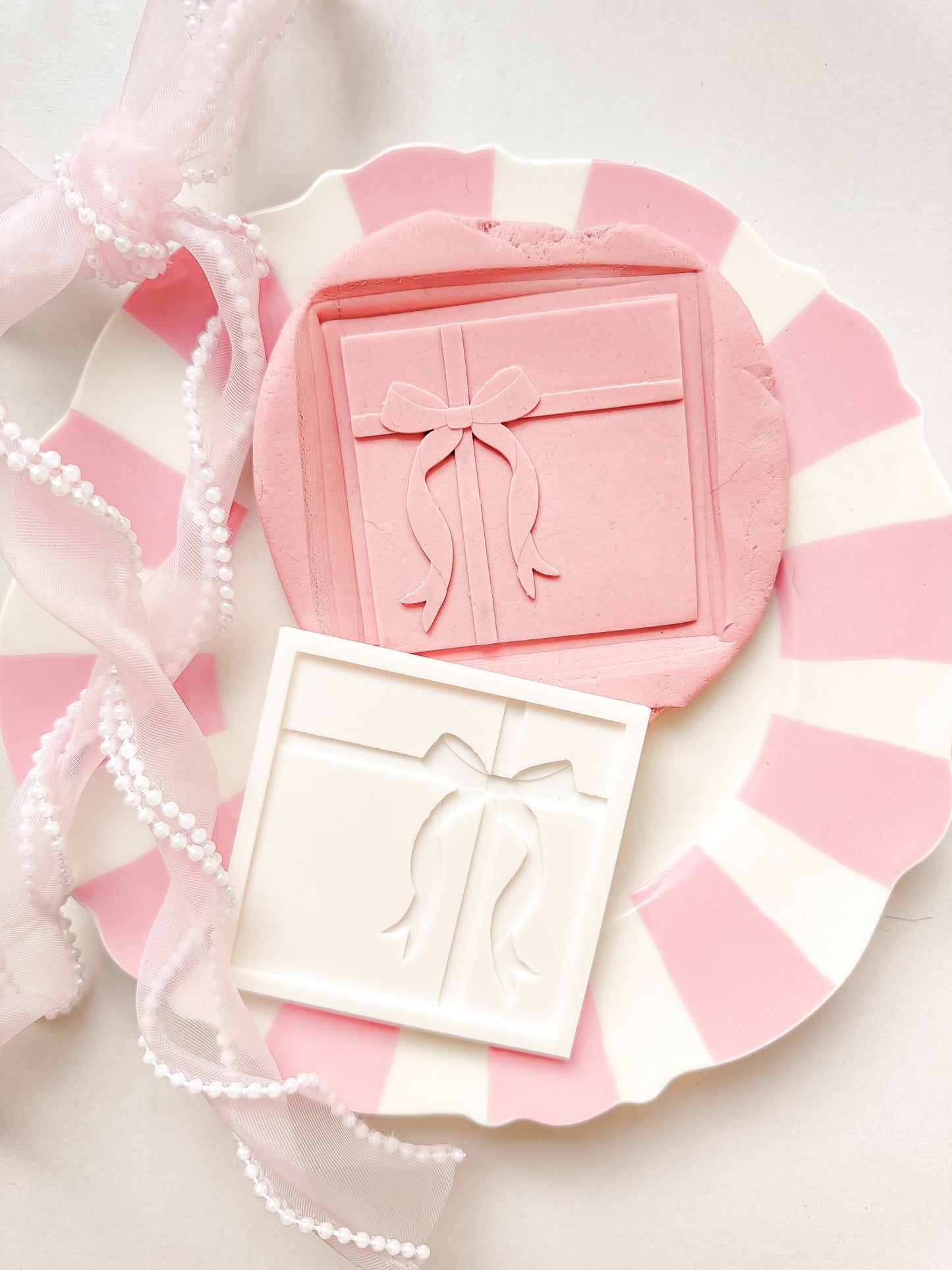 Bow Present - Debosser and Cutter