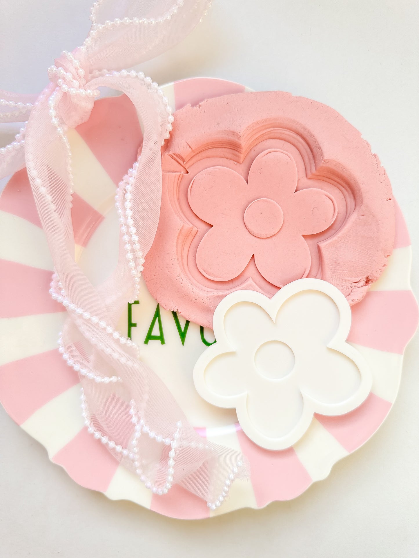 Groovy Daisy - Debosser and Cutter