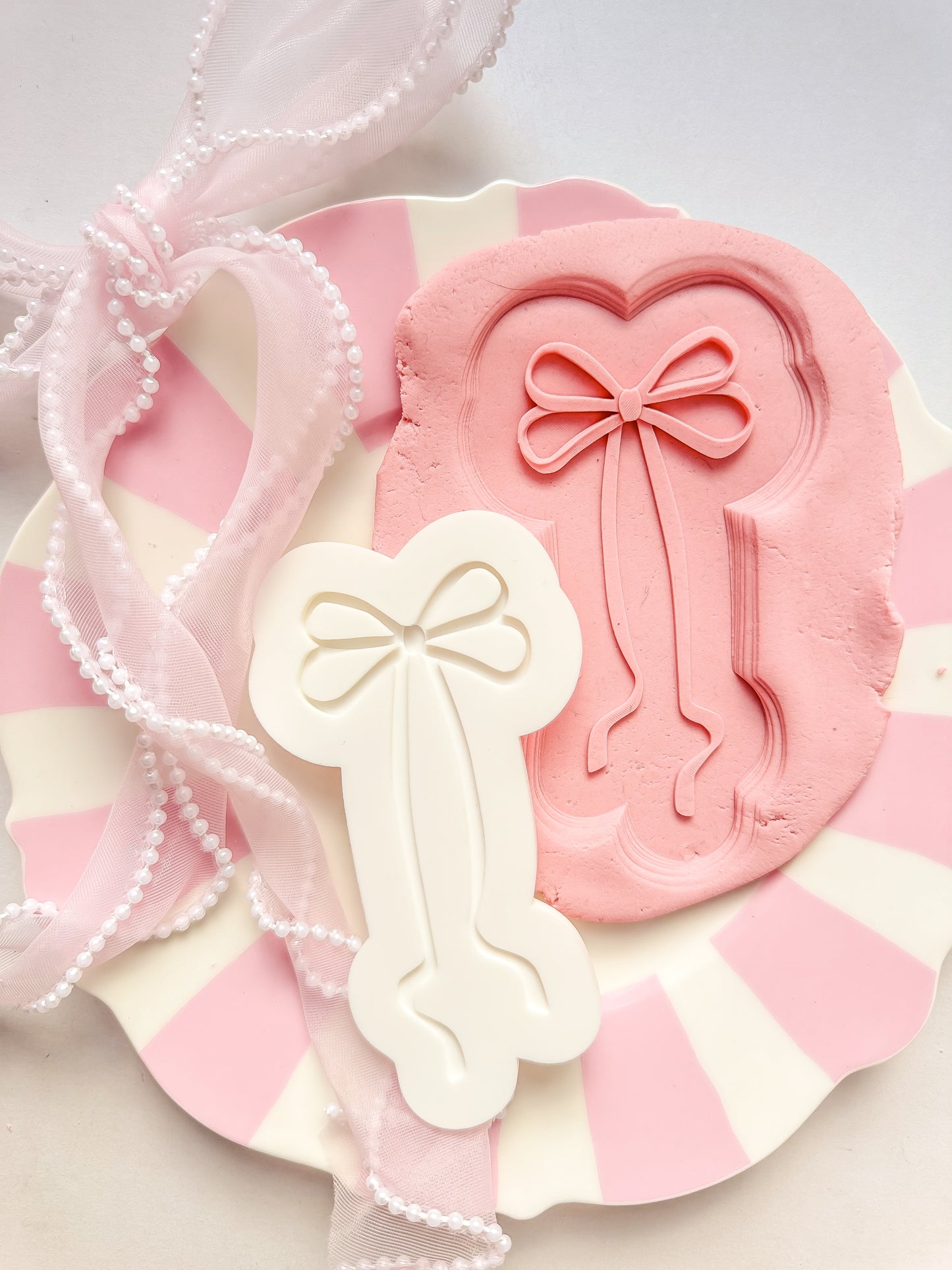 Droopy dainty bow - Debosser and Cutter